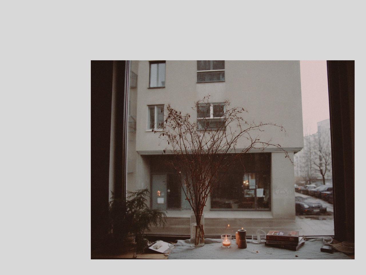 Table Decor for Winter: Subtle Winter Art in a British Winter Scene