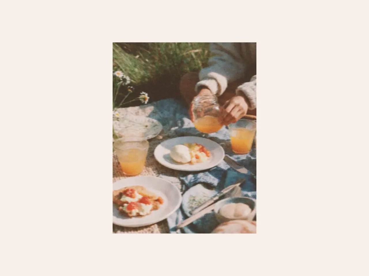 Outdoor picnic table with easter plates, fresh dessert, juice, and picnic cutlery, styled with light easter table decorations and designer tableware for relaxed spring gatherings and gift suggestions for easter.